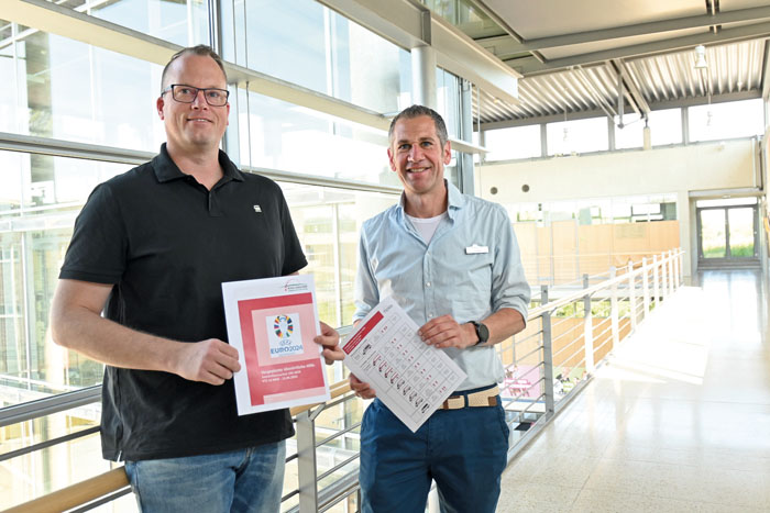 Christian Bremehr (l.) und Jürgen Theis planen für den Kreis Gütersloh den Einsatz der Rettungskräfte während der Fußba
