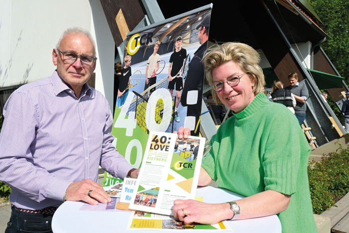 Manuela Ernst (2. Kassiererin) und der ehemalige Vorsitzende Norbert Kleinegräber stellen das Modell „40:Love“ zur Jugen