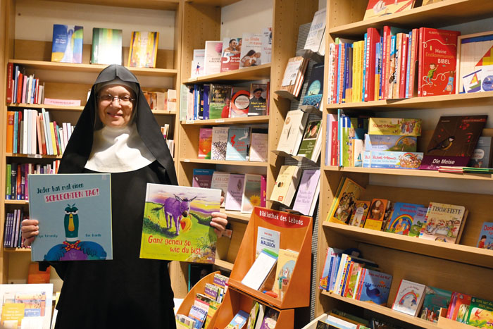 Schwester Felicitas präsentiert einen Teil der großen Auswahl an Kinderbüchern im Buchhandel KlosterVarensell1. Foto: RSA/