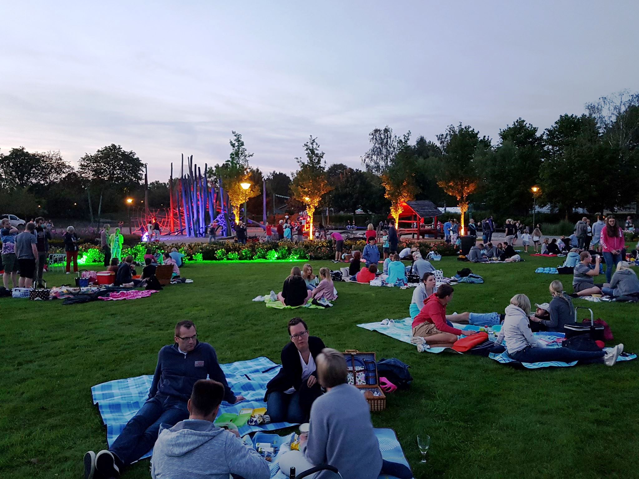 Im Vorjahr musste das Mondscheinpicknick aufgrund des vielen Regens und durchweichter Wiesen kurzfristig abgesagt werden. In 