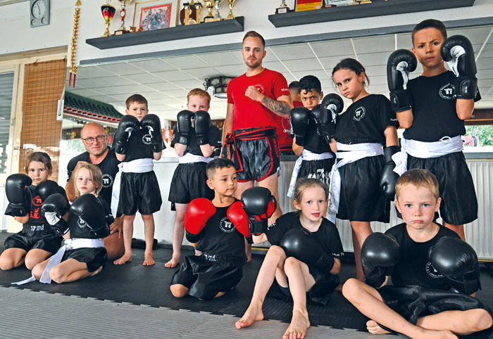 Das Kindertraining erfreut sich zunehmender Beliebtheit. Die jüngsten Kampfsportler präsentieren sich mit Trainer Andreas F