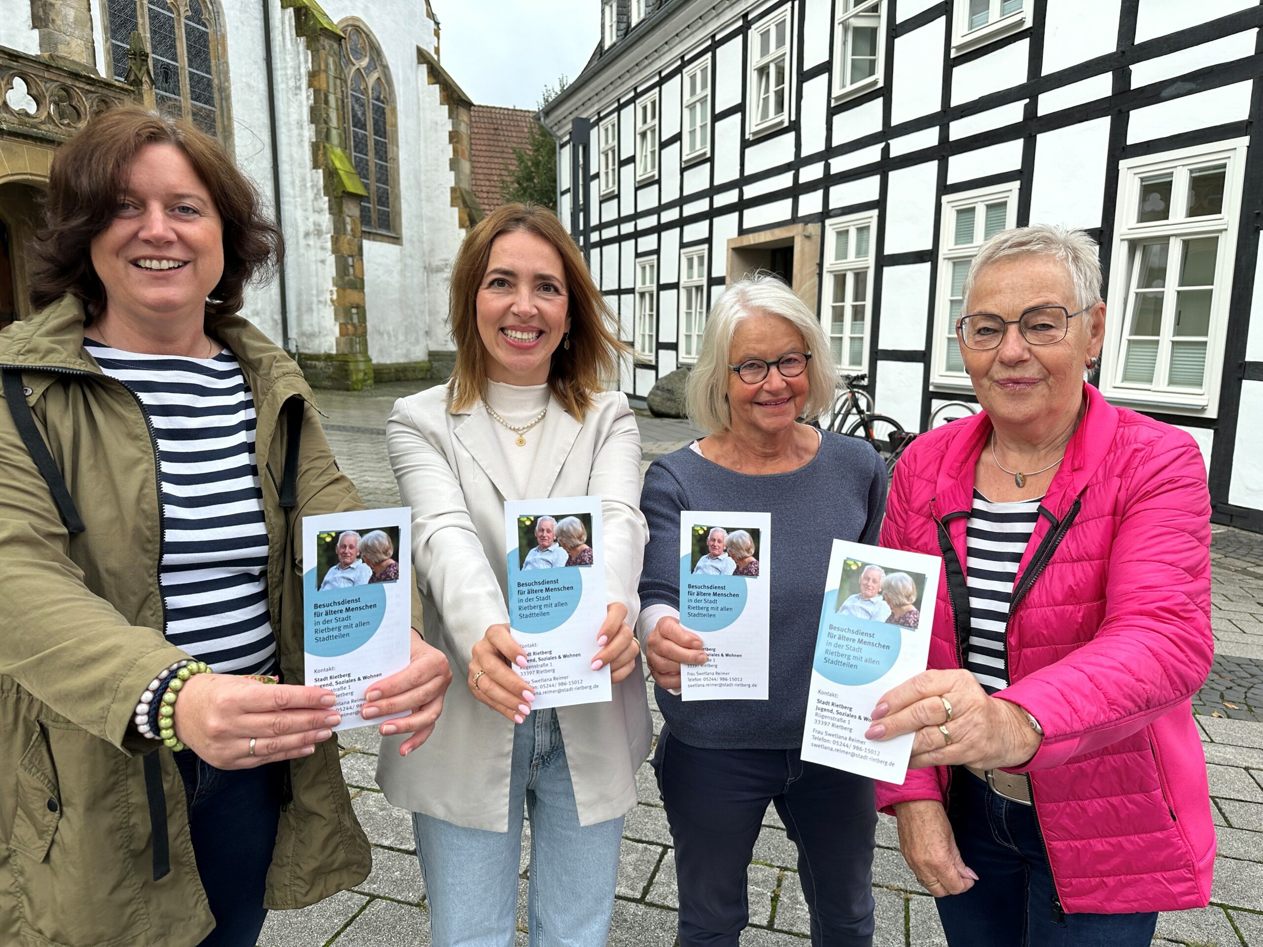 Katrin Dechange (Caritas), Swetlana Reimer von der Stadt Rietberg sowie die ehrenamtlichen Besucherinnen Brigitte Schick und 