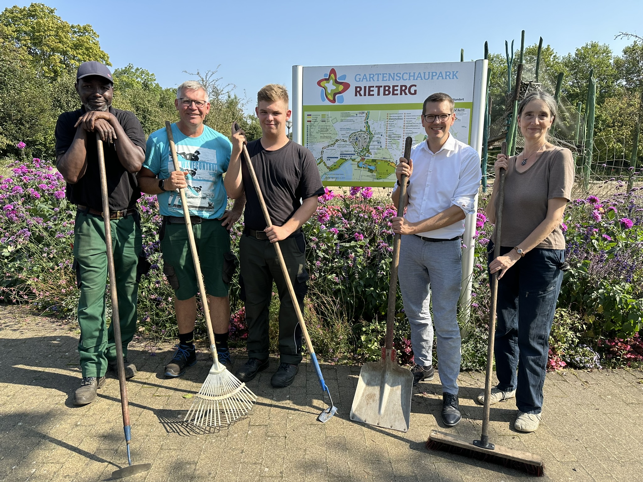 Fynn Wittreck (Mitte) ist der erste FöJ’ler im Gartenschaupark. Seine Kollegen (von links) Abdoul Boubakar, Marco Rüschka