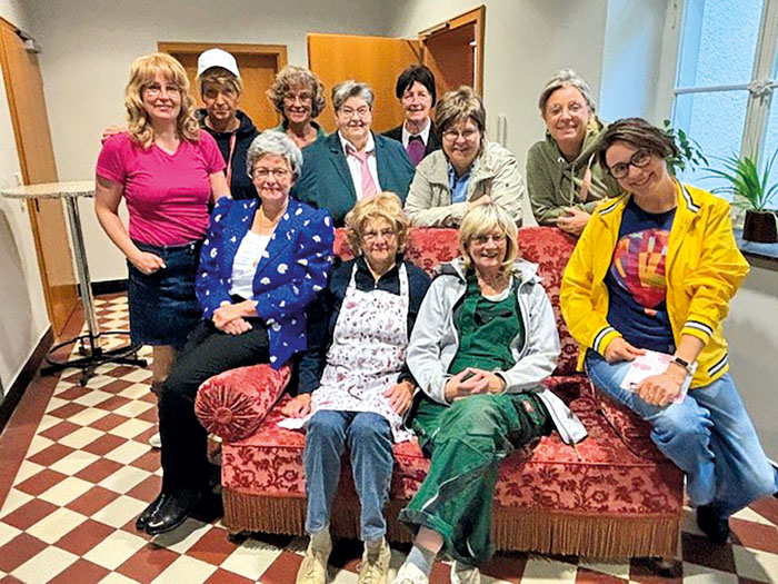 Die Theatergruppe stehend: Claudia Richter, Brigitte Kammertöns, Sabine
Wiesbrock, Margret Kerkströer, Monika Frenz, Helga 