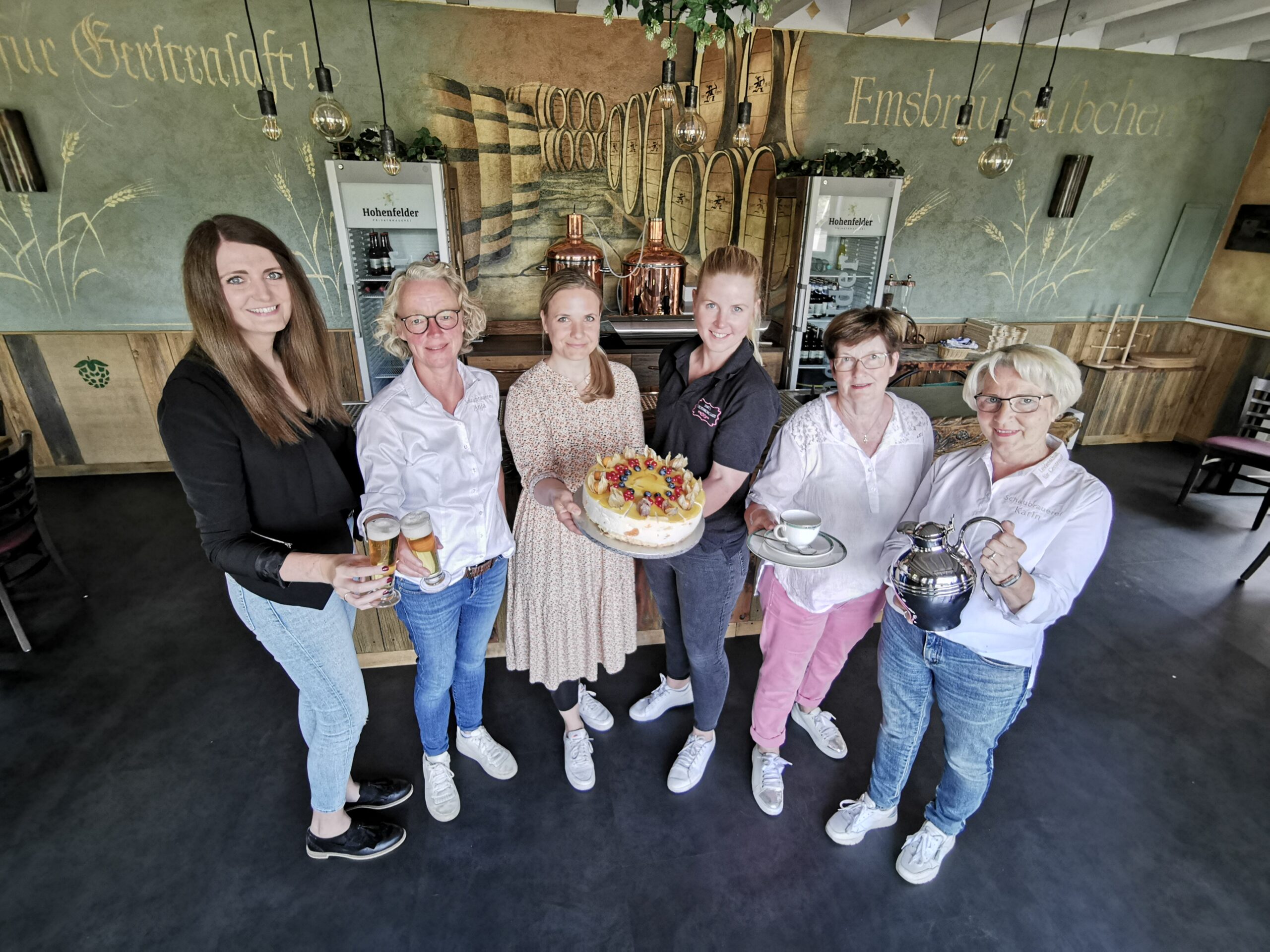 : Sie freuen sich auf drei weitere lecker-unterhaltsame Kaffeeklatsch-Nachmittage im Emsbräustübchen in diesem Jahr (von links): Lisa Jephcote (Touristikinformation), Gästeführerin Anja Rodenbeck, Julia Kreuzer (Touristikinformation), Silke Berenbrink (Silkes Zuckerwerkstatt) sowie die Gästeführerinnen Marlies Martinschledde und Karin Hökenschnieder. Foto: Stadt Rietberg