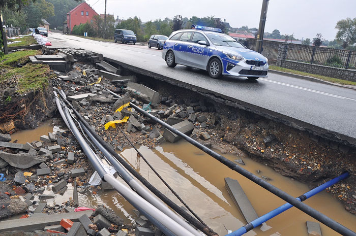 Das Hochwasser hat die Stadt erreicht und für Überschwemmungen und Zerstörungen gesorgt. Selbst das örtliche Feuerwehrgeb