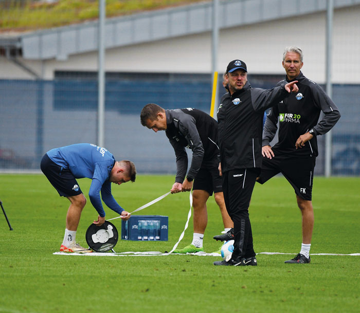 Ein aktiver Co-Trainer Uwe Hünemeier bereitet die Trainingseinheiten mit Chefcoach Lukas Kwasniok intensiv vor.  Fotos: RSA/