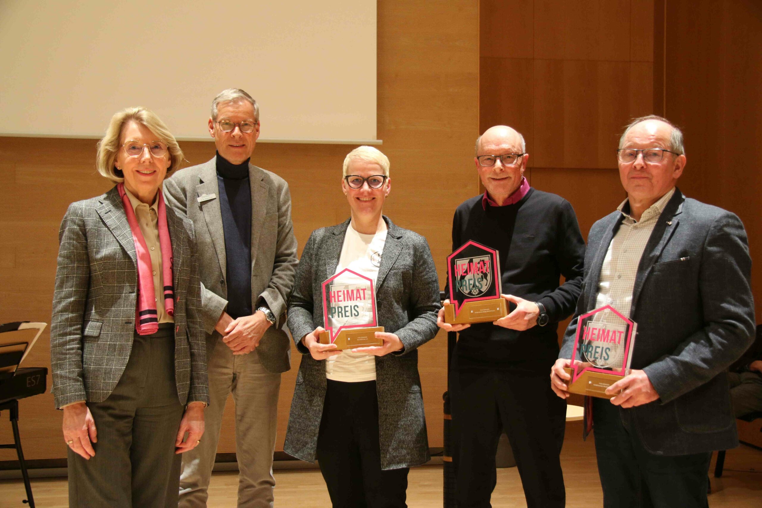 Die Gewinner des Heimatpreises Kreis Gütersloh (v.l.) mit der Juryvorsitzenden Henrika Küppers und Landrat Sven-Georg Adena