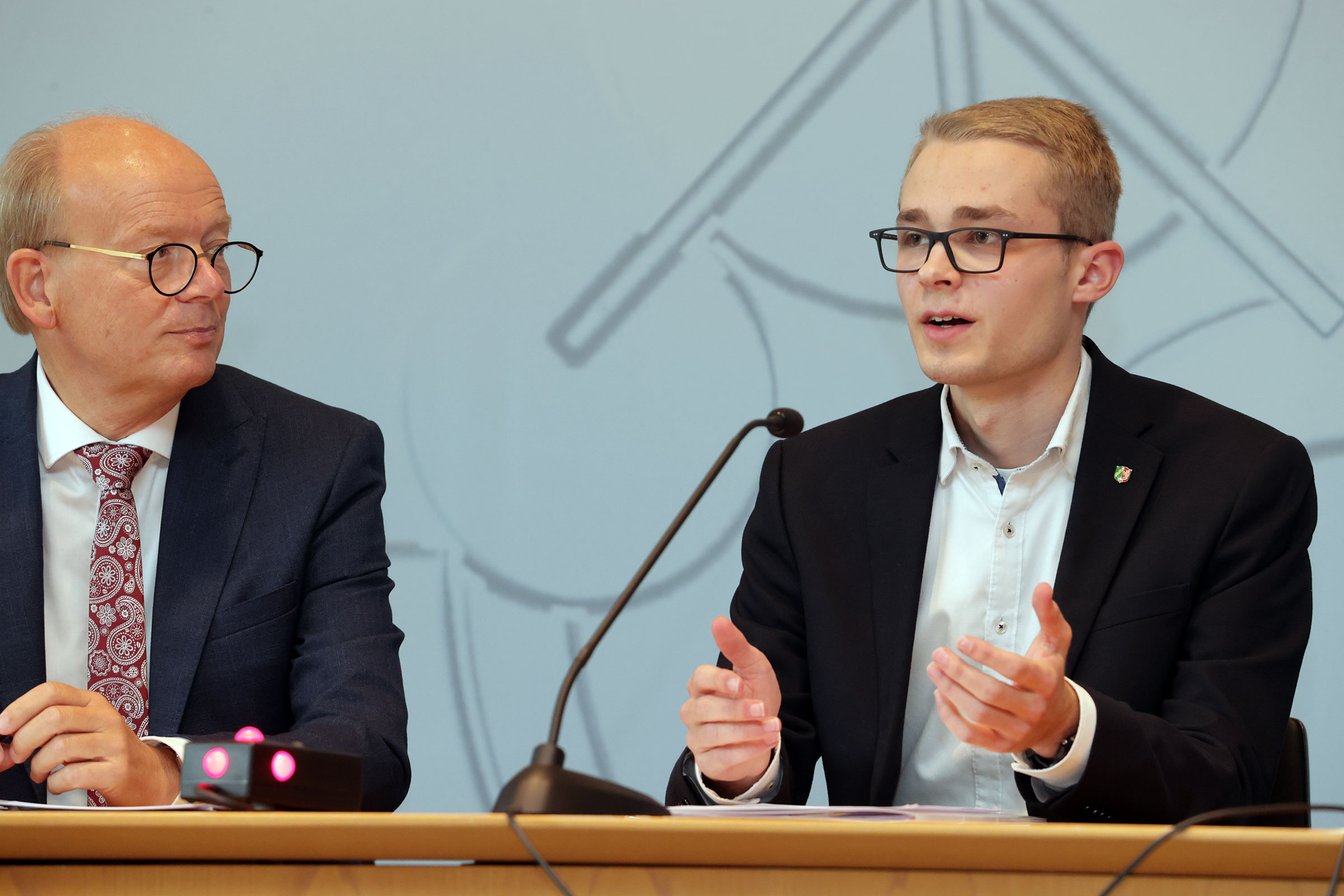 Mats Rieger mit Landtagspräsident Andé Kuper. (Foto: Land NRW)