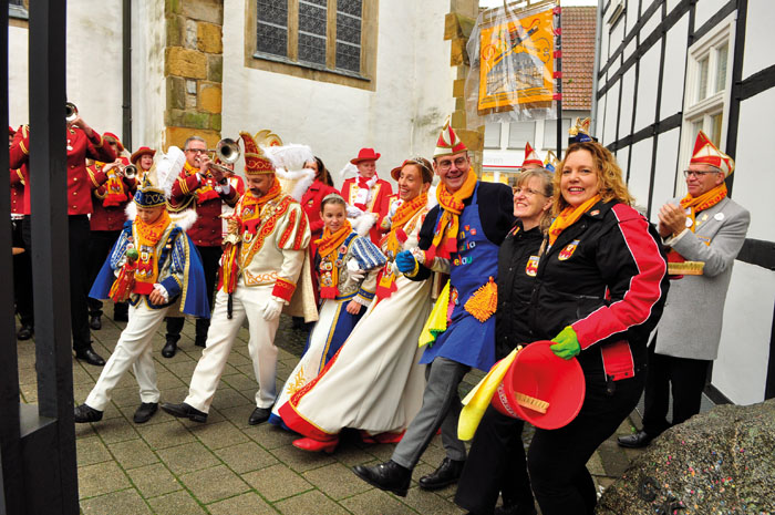 Mega Stimmung vorm Rathaus. Kinderprinzenpaar Leo I. Stücker / Juliane I. Nordmann, Tollitäten Julian I. Vertkersting / Kat