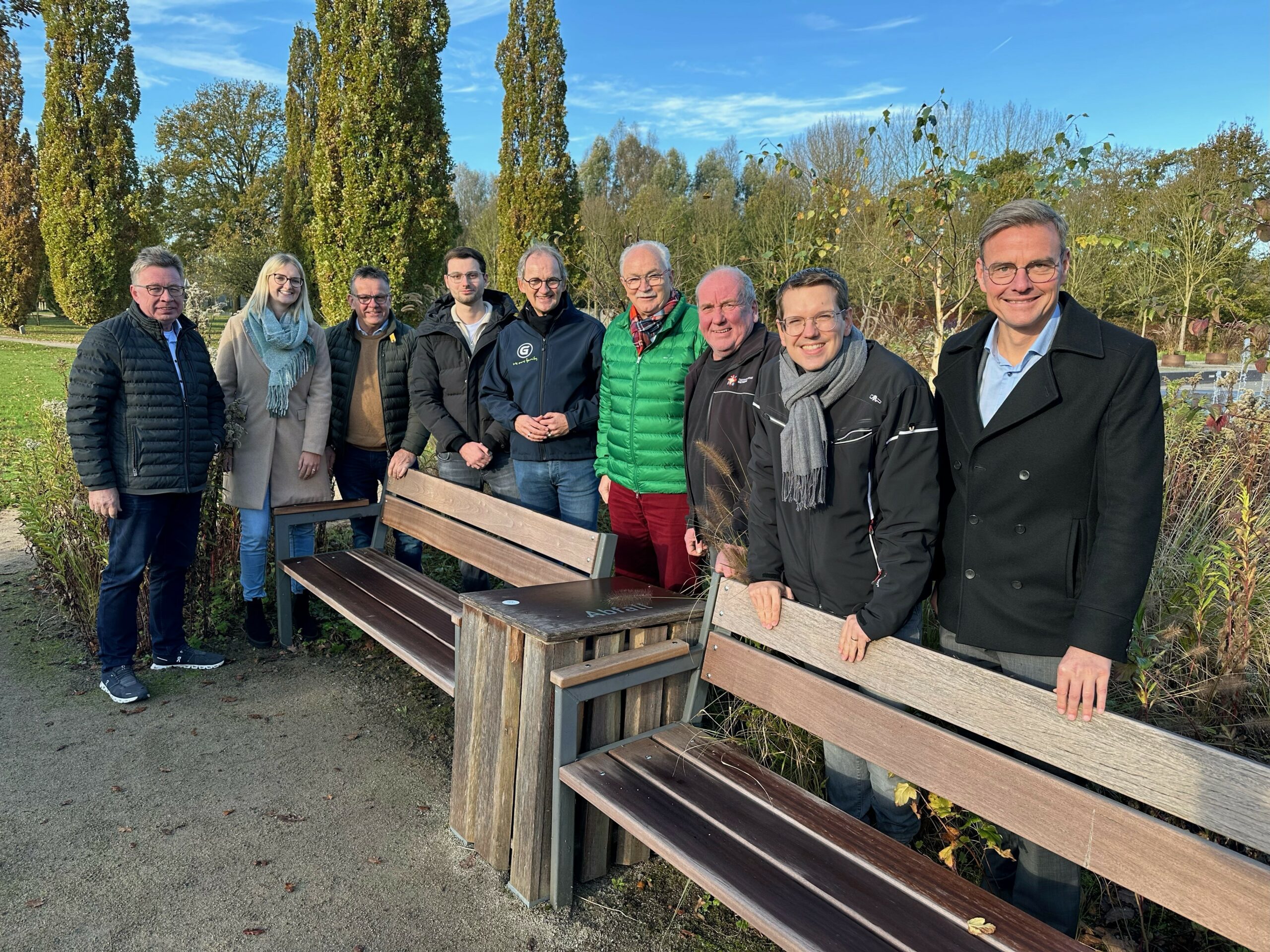 Sie alle freuen sich über die erneuerten Sitzbänke im Gartenschaupark (von links): Martin Dirkwinkel (Küchentreff Dirkwink