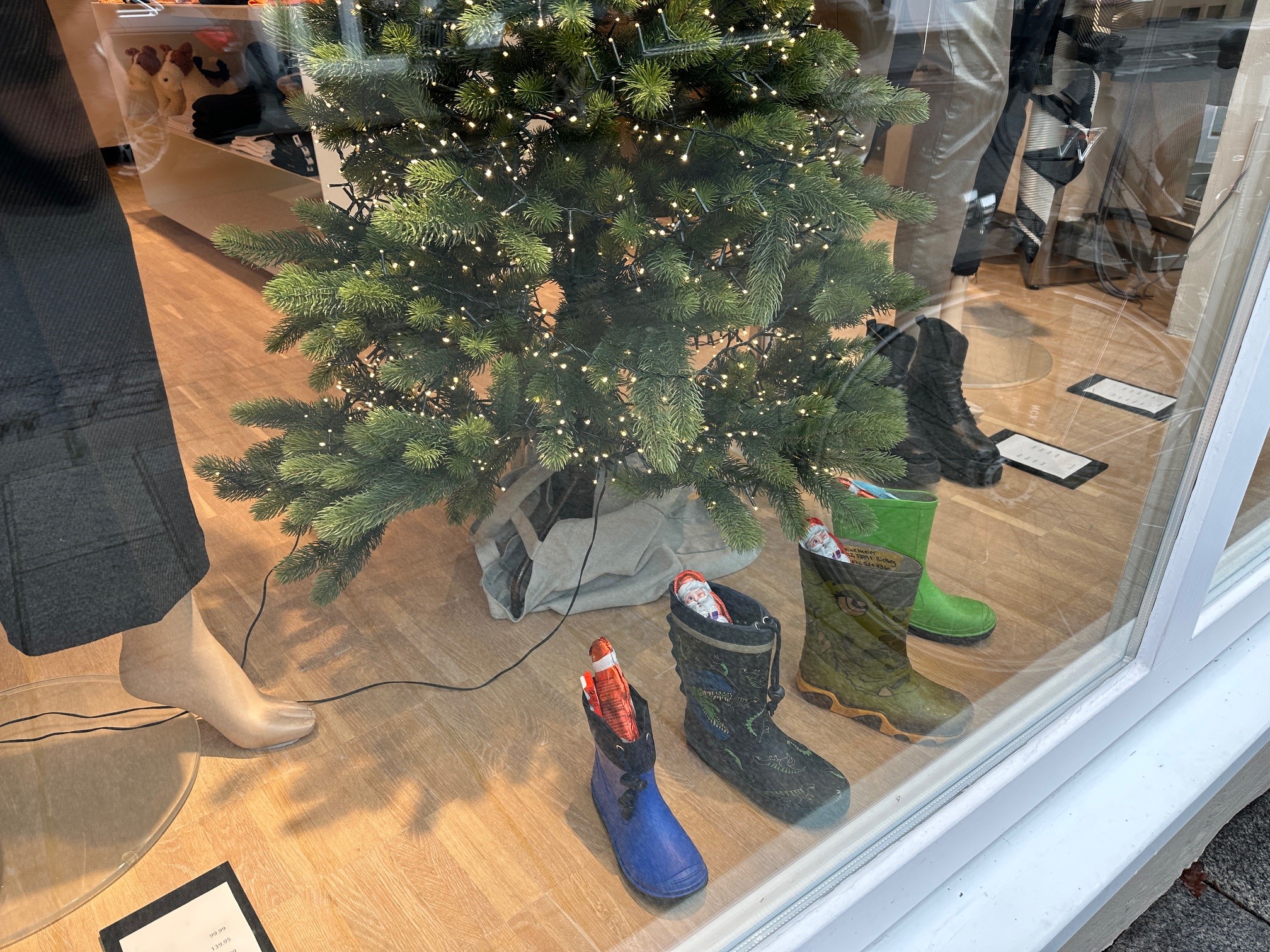 Die vom Nikolaus befüllten Stiefel werden in die Schaufenster der teilnehmenden Geschäfte gestellt und können dort ab dem 