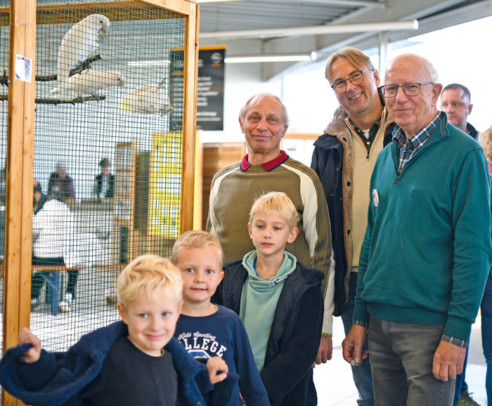 Hubert Junkmann, Jürgen Lütkehellweg und Josef Hartmann freuen sich über das Interesse der Jugend bei der Vogelschau.  Fot