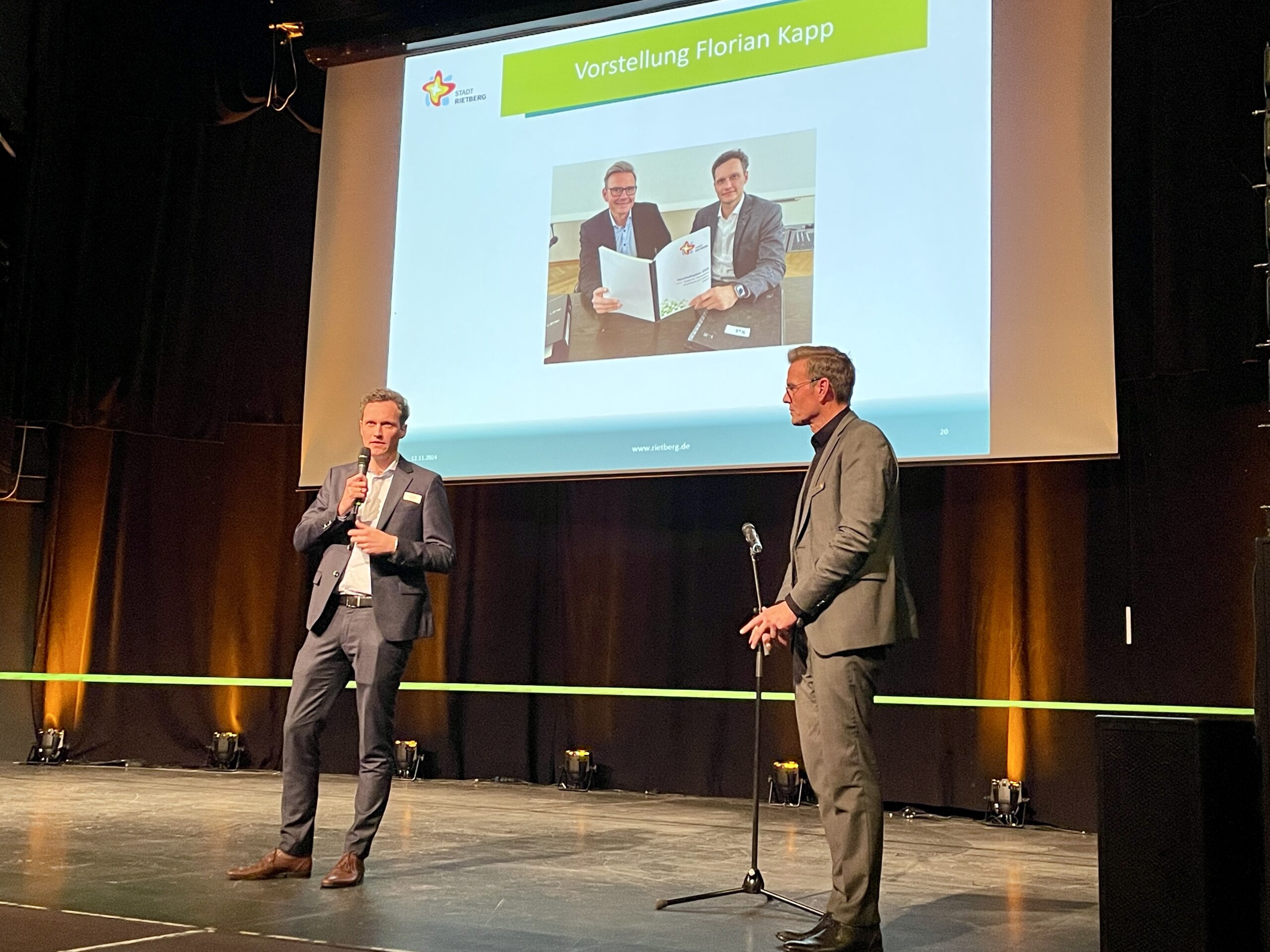 •	Florian Kapp, neuer Beigeordneter der Stadt Rietberg, stellte sich im Beisein von Bürgermeister Andreas Sunder (rechts) 