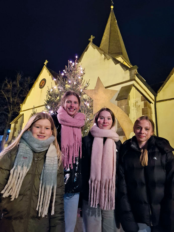 Die Sternsingerinnen Anna Steinberg, Maleen Brake, Paula Becker und Josefin Holtkamp vertreten das Erzbistum in Berlin.  Foto