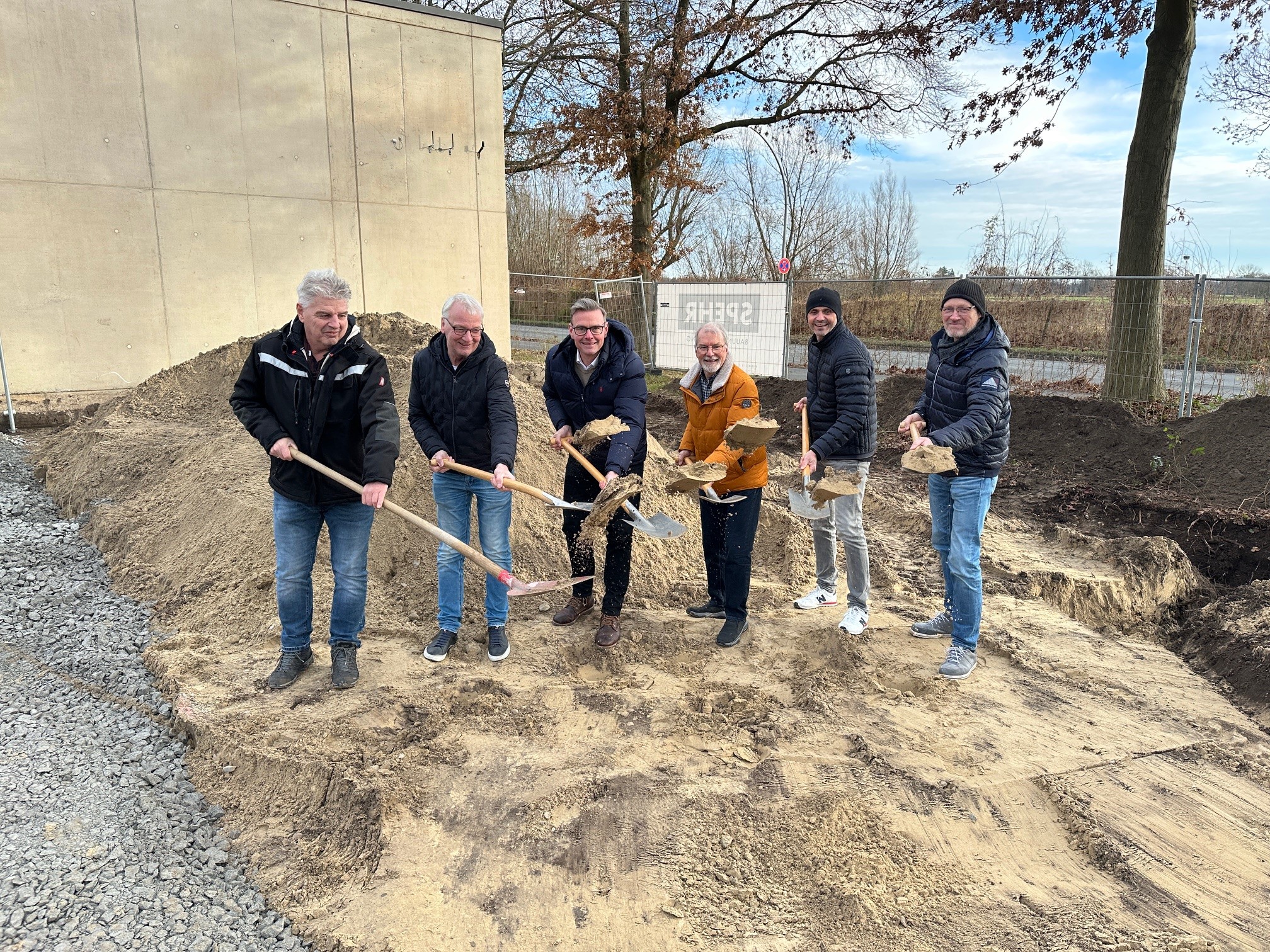 Es geht los: (von links) Matthias Spehr (Bauleitung), Hubert Splietker (stellv. Leiter der Hochbauabteilung der Stadt Rietber