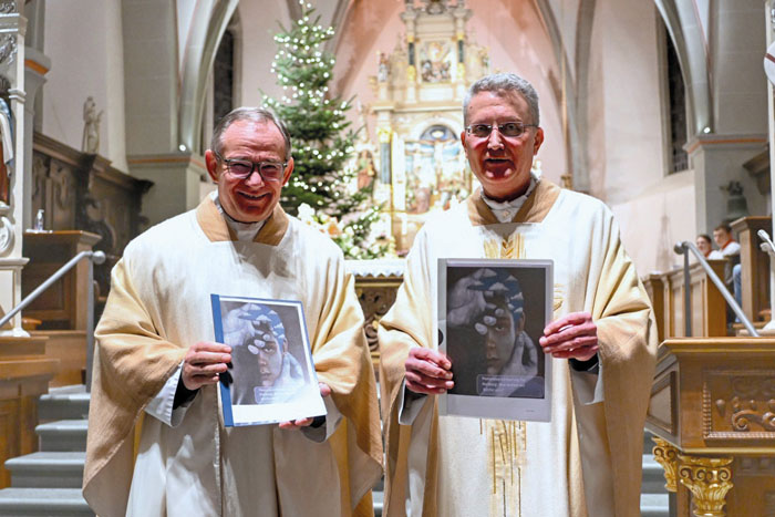 Dompropst Monsigniore Joachim Göbel (r.) überreichte die Pastoralvereinbarung für den Pastoralen Raum Rietberg an Pfarrer 